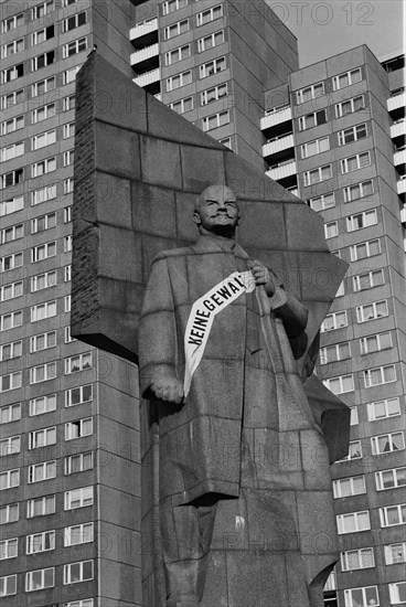 Lenin Monument with banner No Violence shortly in front of the start of demolition work, Leninplatz, Friedrichshain district, Berlin, Germany, Europe