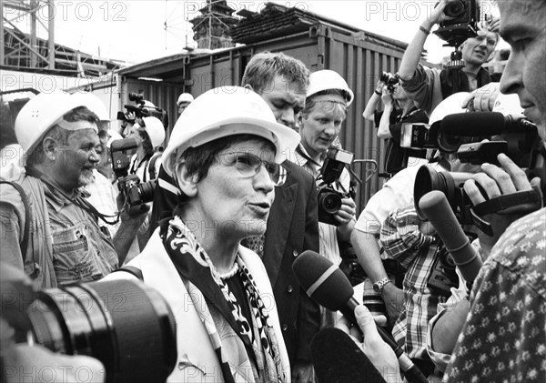 The then President of the Bundestag, Rita Suessmuth, talking to journalists in 1997 in front of the construction site of the Reichstag building, Platz der Republik, Berlin, Germany, Europe