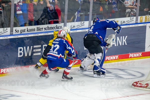 23.02.2024, DEL, German Ice Hockey League, 48th matchday) : Adler Mannheim (yellow jerseys) against Nuremberg Ice Tigers (blue jerseys), 3:2 after overtime. Goalkeeper Niklas Treutle (Nuremberg Ice Tigers) watches and clears the puck