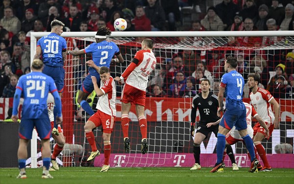 Penalty area scene, goal area scene header duel duel action Mohamed Simakan (02) RasenBallsport Leipzig RBL against Eric Dier FC Bayern Munich FCB (15) Joshua Kimmich FC Bayern Munich FCB (06) Benjamin Sesko RasenBallsport Leipzig RBL (30), Allianz Arena, Munich, Bavaria, Germany, Europe