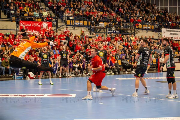 18.02.2024, 2nd HBL, German Handball League, matchday 21) : Game scene Eulen Ludwigshafen against TuS N-Luebbecke (final score 34:32) . Tom Bergner (28), Eulen Ludwigshafen, pulls away