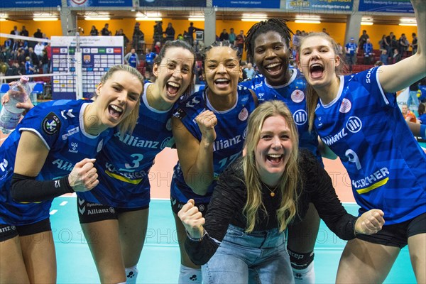 Volleyball match, The MTV Allianz Stuttgart woman celebrate their Champions League victory over Fenehrbace Opet Istanbul 3 to 2, Scharrena, Stuttgart, Germany, from left to right Britt BONGAERTS, Maria SEGURA PALLERES, Alexis HART, Krystal RIVERS and Eline TIMMERMANN, Europe
