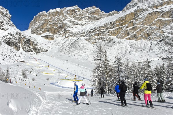 Skiers on the way to the Colfosco Edelweiss Snowpark, Colfosco, Colfosco, Alta Badia ski area, Dolomites, South Tyrol, Italy, Europe