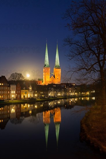 Historic houses and Luebeck Cathedral, Dom zu Luebeck, Luebecker Dom along the river Trave at the city Luebeck at night, Schleswig-Holstein, Germany, Europe