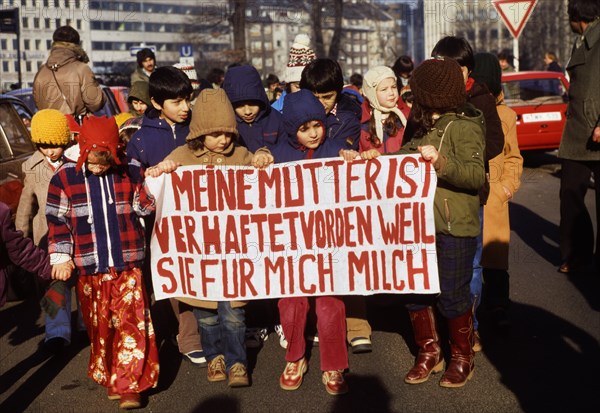 DEU, Germany, Dortmund: Personalities from politics, business and culture from the years 1965-90 Dortmund. Child migrants demonstrate ca. 1980, Europe