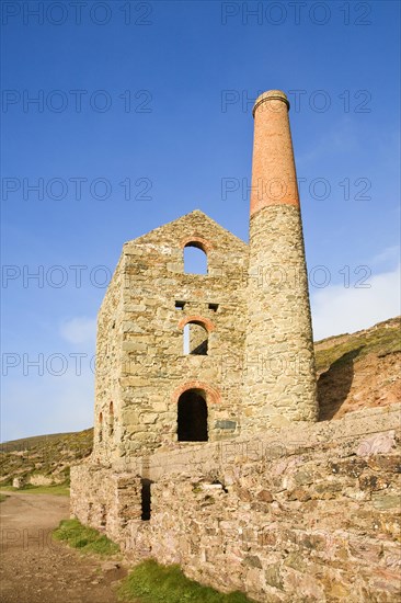 Ruins of Towanroath Pumping House at the Wheal Coates Tin Mine, St Agnes Head, Cornwall, England, United Kingdom, Europe