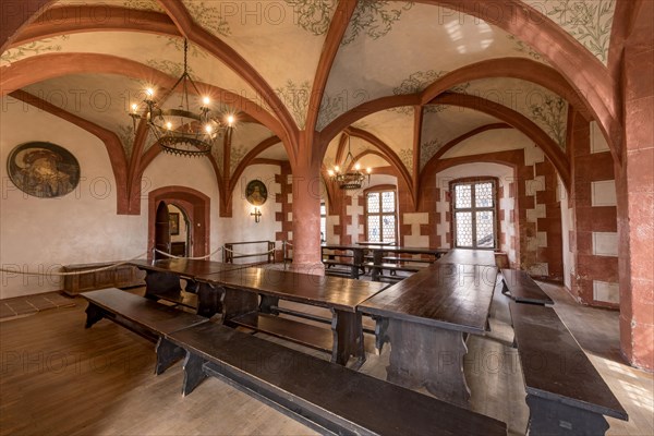 Court parlour with cross vaulting, chandelier, solid wooden tables and benches, medieval knight's castle, Ronneburg Castle, Ronneburg hill country, Main-Kinzig district, Hesse, Germany, Europe