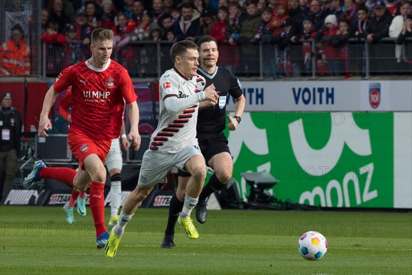 Football match, Florian WIRTZ Bayer Leverkusen right at the ball is followed by Jan SCHOePPNER 1.FC Heidenheim, football stadium Voith-Arena, Heidenheim