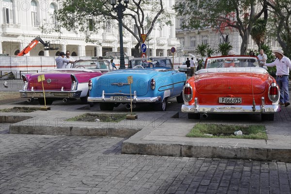 Open-top vintage car from the 1950s in the centre of Havana, Centro Habana, Cuba, Central America