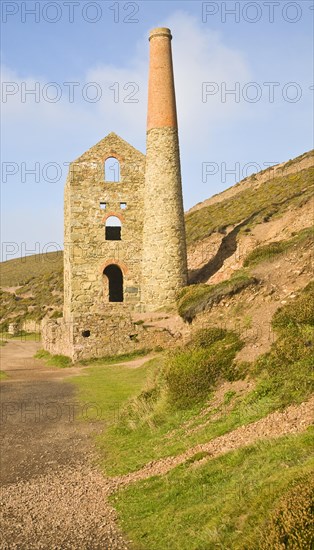 Ruins of Towanroath Pumping House at the Wheal Coates Tin Mine, St Agnes Head, Cornwall, England, United Kingdom, Europe