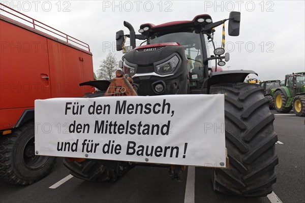 For the middle class, sign on a tractor, farmers' protests, demonstration against policies of the traffic light government, abolition of agricultural diesel subsidies, Duesseldorf, North Rhine-Westphalia, Germany, Europe