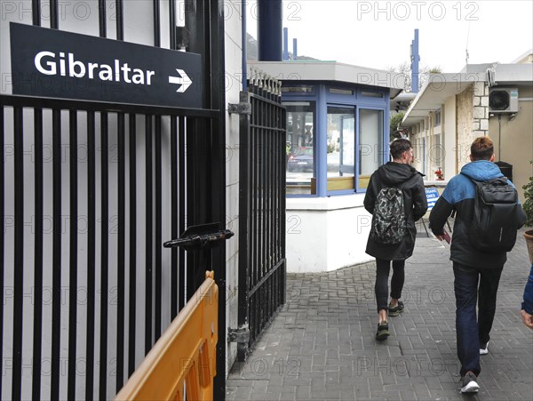 People on the way to the border crossing to Gibraltar, 14.02.2019