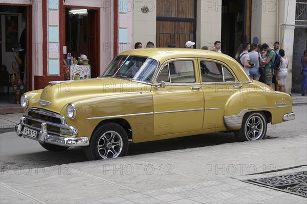 Vintage car from the 1950s in the centre of Havana, Centro Habana, Cuba, Central America