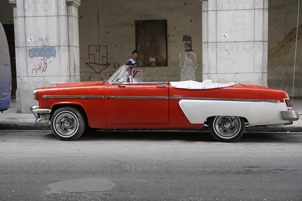 Vintage car from the 1950s in the centre of Havana, Centro Habana, Cuba, Central America