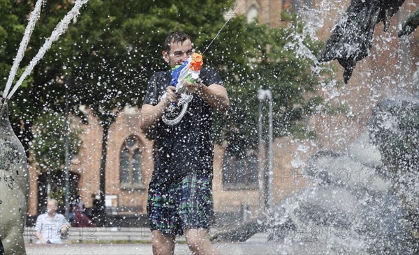 Participants in the annual water fight at Berlin's Neptune Fountain cool off in summer temperatures, 17/06/2018
