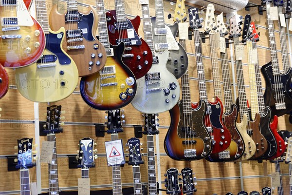Guitar sales, Istiklal Caddesi shopping street, Beyoglu, Istanbul, European part, Istanbul province, Turkey, Asia