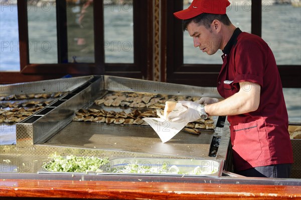 Sale, street stall, Eminoenue, Istanbul, European part, Turkey, Asia