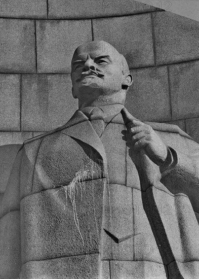 Lenin monument with a coloured liquid thrown at it, end of 1991, Leninplatz district Friedrichshain, Berlin, Germany, Europe