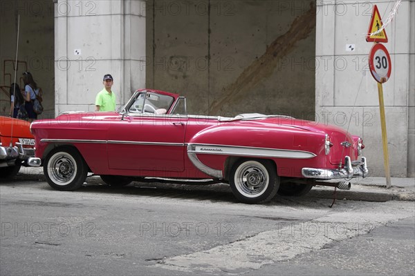 Vintage car from the 1950s in the centre of Havana, Centro Habana, Cuba, Central America