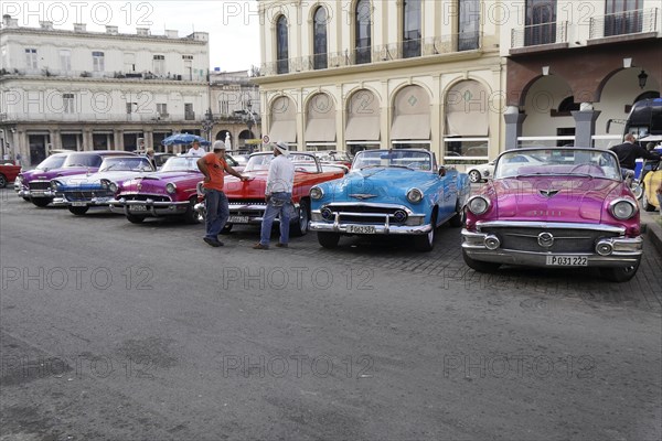 Open-top vintage cars from the 1950s in the centre of Havana, Centro Habana, Cuba, Central America