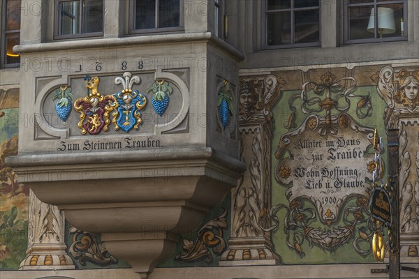 Stein am Rhein, historic old town, oriel, 17th century, mural painting, Zum Steinenen Trauben, coat of arms, inscription, Canton of Schaffhausen, Switzerland, Europe