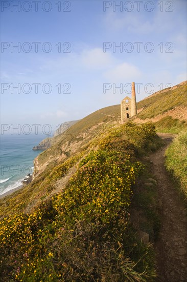 Ruins of Towanroath Pumping House at the Wheal Coates Tin Mine, St Agnes Head, Cornwall, England, United Kingdom, Europe