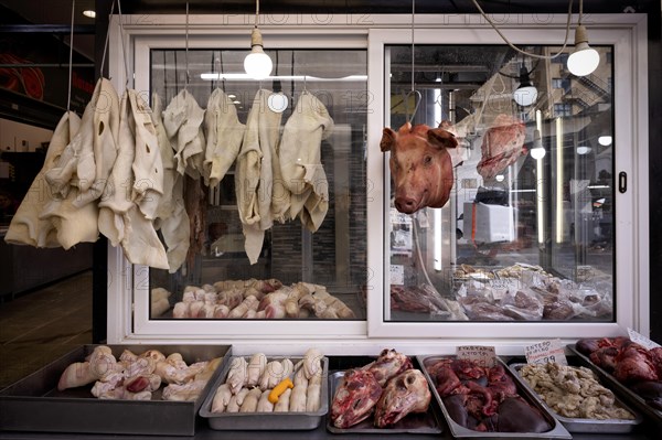 Display of fresh meat, butcher's shop, pig's head, sheep's head, offal, food, Kapani market, Vlali, Thessaloniki, Macedonia, Greece, Europe
