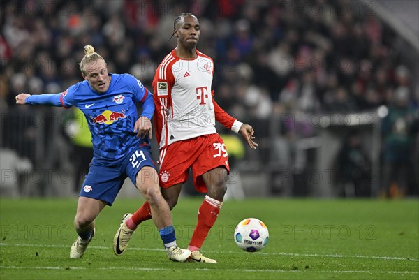 Foul, tackle, Xaver Schlager (24) RasenBallsport Leipzig RBL stamps, steps on foot of Mathys Tel FC Bayern Munich FCB (39) Allianz Arena, Munich, Bavaria, Germany, Europe