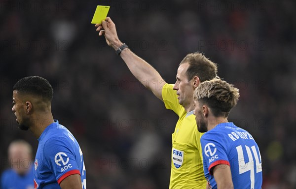 Referee Sascha Stegemann shows yellow card, yellow card, caution, Kevin Kampl (44) RasenBallsport Leipzig RBL, Allianz Arena, Munich, Bavaria, Germany, Europe
