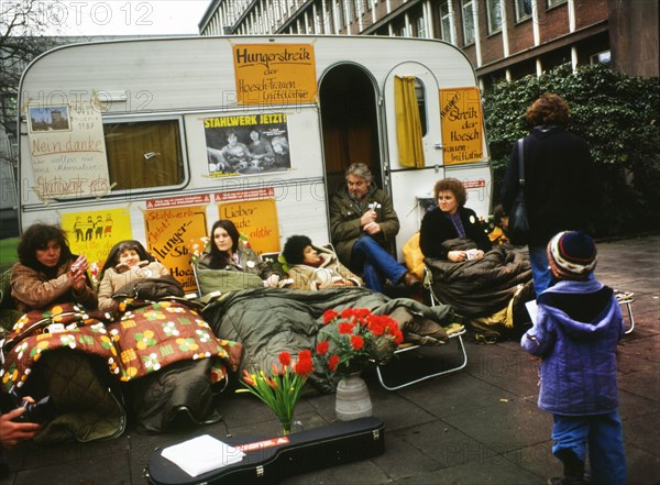 DEU, Germany, Dortmund: Personalities from politics, business and culture from the years 1965-90 Dortmund. Hoesch AG. Women on hunger strike with Fasia Jansen .ca. 1980, Europe