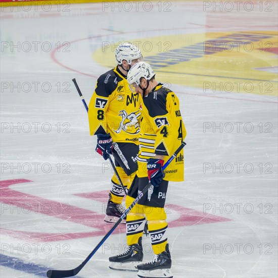 Korbinian Holzer (4, Adler Mannheim) and Jordan Murray (8, Adler Mannheim) at the home game on matchday 48 of the 2023/2024 DEL (German Ice Hockey League) season against Nuremberg Ice Tigers