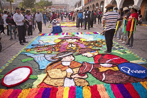 Peruvian couple making a floor painting in the Plaza de Armas, spectators watching, Ayacucho, Huamanga province, Peru, South America