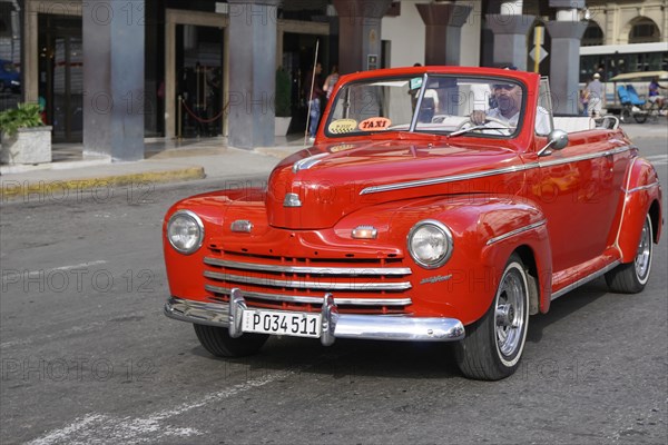 Open-top vintage car from the 1950s in the centre of Havana, Centro Habana, Cuba, Central America