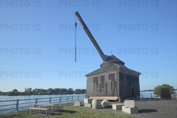 Historic wine loading crane from 1746 with cargo, suitcase and wine barrel on the Rhine, landmark, bench, loading crane, Oestrich, Oestrich-Winkel, Rheingau, Taunus, Hesse, Germany, Europe