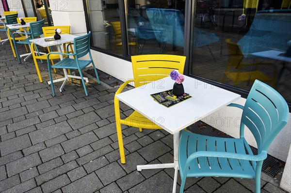 Tables and chairs, street cafe, Kempten, Allgaeu, Bavaria, Germany, Europe