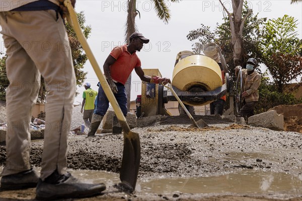 Young men working on a construction site in Nigeria, 06.02.2024