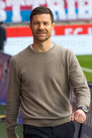 Football match, coach Xabier ALONSO Bayer Leverkusen smiling and self-confident, football stadium Voith-Arena, Heidenheim