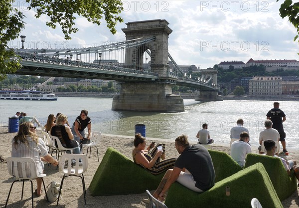 The numerous beer gardens are a popular meeting place on the Chain Bridge in Budapest, 20.07.2019