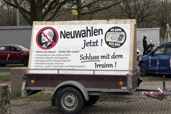 New elections now, sign criticising the government, farmers' protests, demonstration against the policies of the traffic light government, abolition of agricultural diesel subsidies, Duesseldorf, North Rhine-Westphalia, Germany, Europe