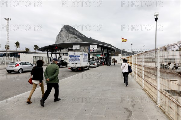 People on the way to the border crossing to Gibraltar, 14.02.2019