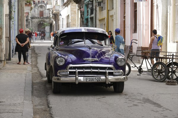 Vintage car from the 1950s in the centre of Havana, Centro Habana, Cuba, Central America