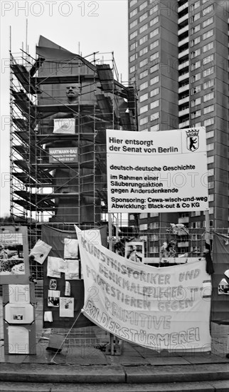 Protests at the scaffolded Lenin Monument at the start of demolition work, end of 1991, Leninplatz, Friedrichshain district, Berlin, Germany, Europe