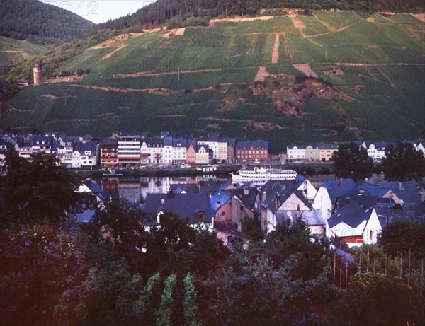 DEU, Germany, Dortmund: Personalities from politics, economy and culture from the years 1965-90 Zell. Moselle valley with the town of Zell ca. 1980, Europe