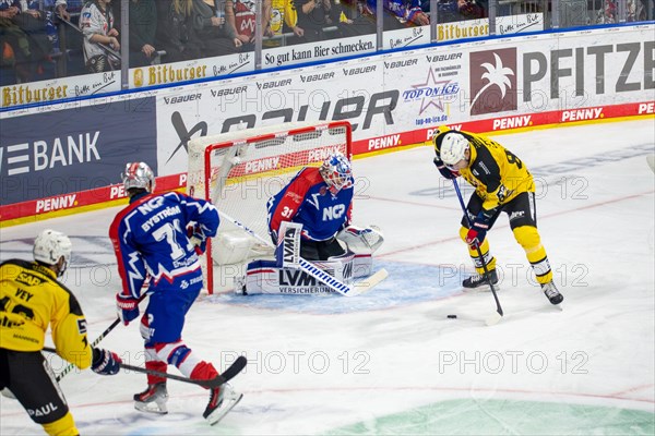 23.02.2024, DEL, German Ice Hockey League, 48th matchday) : Adler Mannheim (yellow jerseys) against Nuremberg Ice Tigers (blue jerseys), 3:2 after overtime. David Wolf, 89, scores the 1:0 for Mannheim