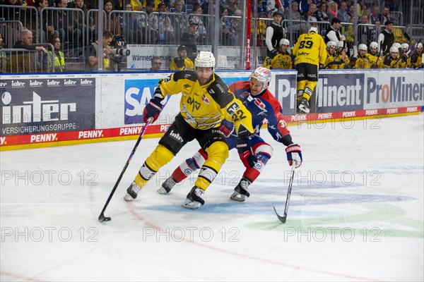 23.02.2024, DEL, German Ice Hockey League, 48th matchday) : Adler Mannheim (yellow jerseys) against Nuremberg Ice Tigers (blue jerseys) . Matthias Plachta (22, Adler Mannheim) on his way to the Nuremberg Ice Tigers goal. Ian Scheid (39, Nuremberg Ice Tigers) holds against him