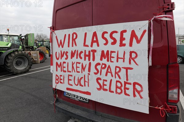 We won't be milked any more, placard on a lorry, farmers' protests, demonstration against policies of the traffic light government, abolition of agricultural diesel subsidies, Duesseldorf, North Rhine-Westphalia, Germany, Europe