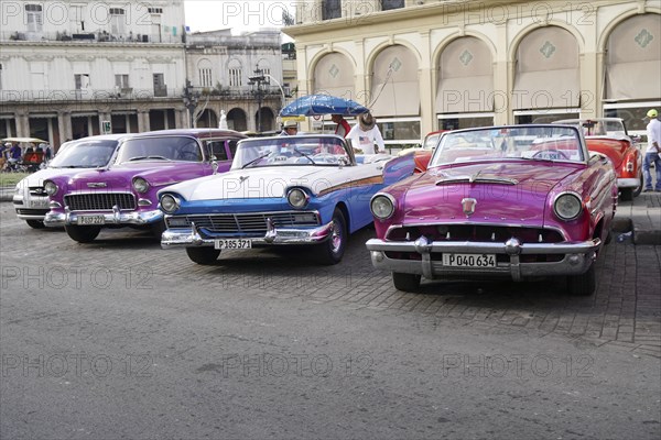 Open-top vintage cars from the 1950s in the centre of Havana, Centro Habana, Cuba, Central America