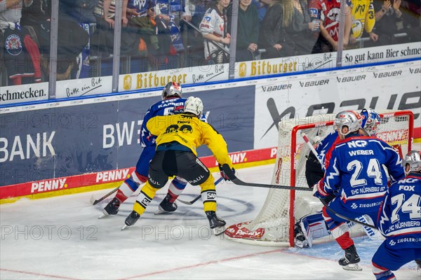 23.02.2024, DEL, German Ice Hockey League, 48th matchday) : Adler Mannheim (yellow jerseys) against Nuremberg Ice Tigers (blue jerseys), 3:2 after overtime. Lots of traffic in front of the Nuremberg Ice Tigers goal