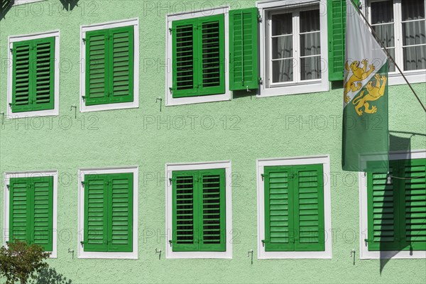 Old town of Dissenhofen on the Rhine, green house, shutters, flag with cantonal coat of arms, district of Frauenfeld, canton of Thurgau, Switzerland, Europe