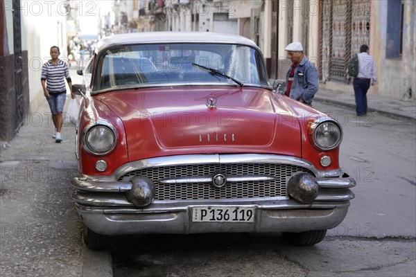 Vintage car from the 1950s in the centre of Havana, Centro Habana, Cuba, Central America